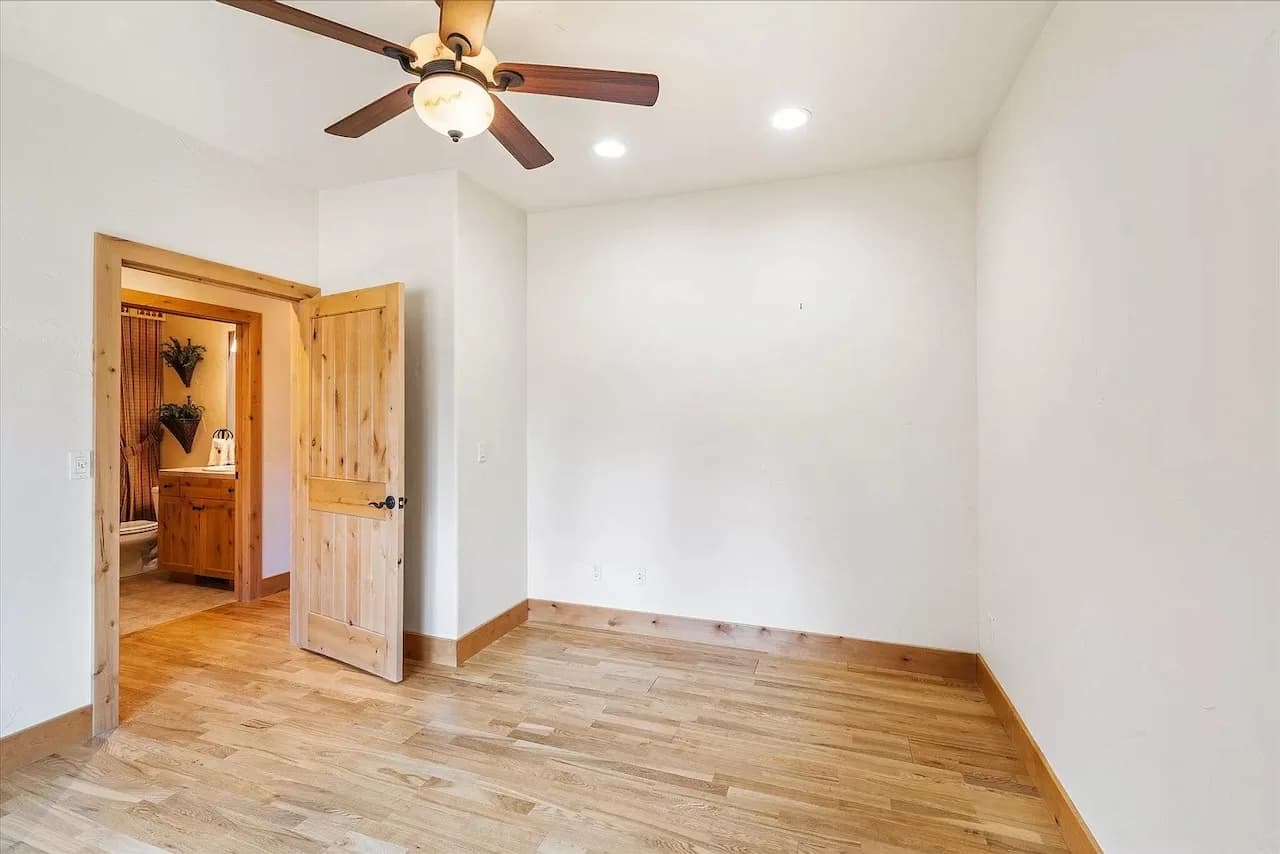 Bonus room / office