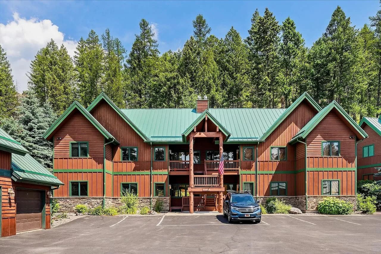 Fox Run Condo lodge-style exterior among the pines