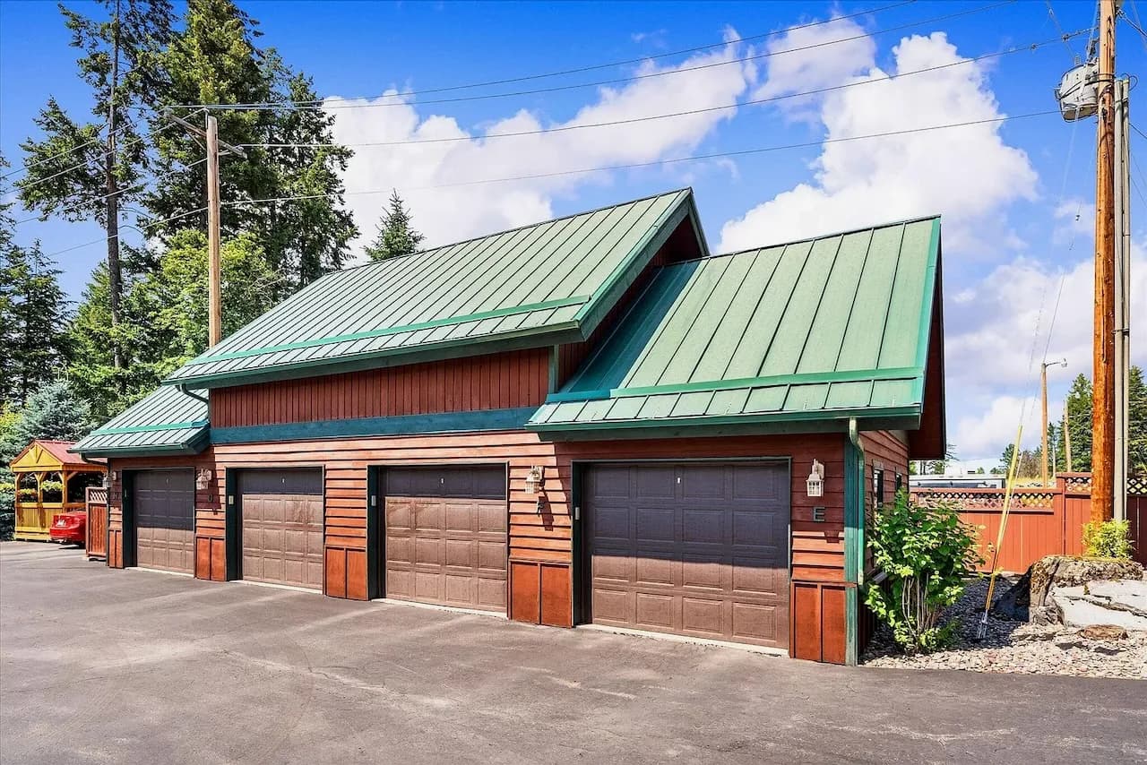 Detached garage