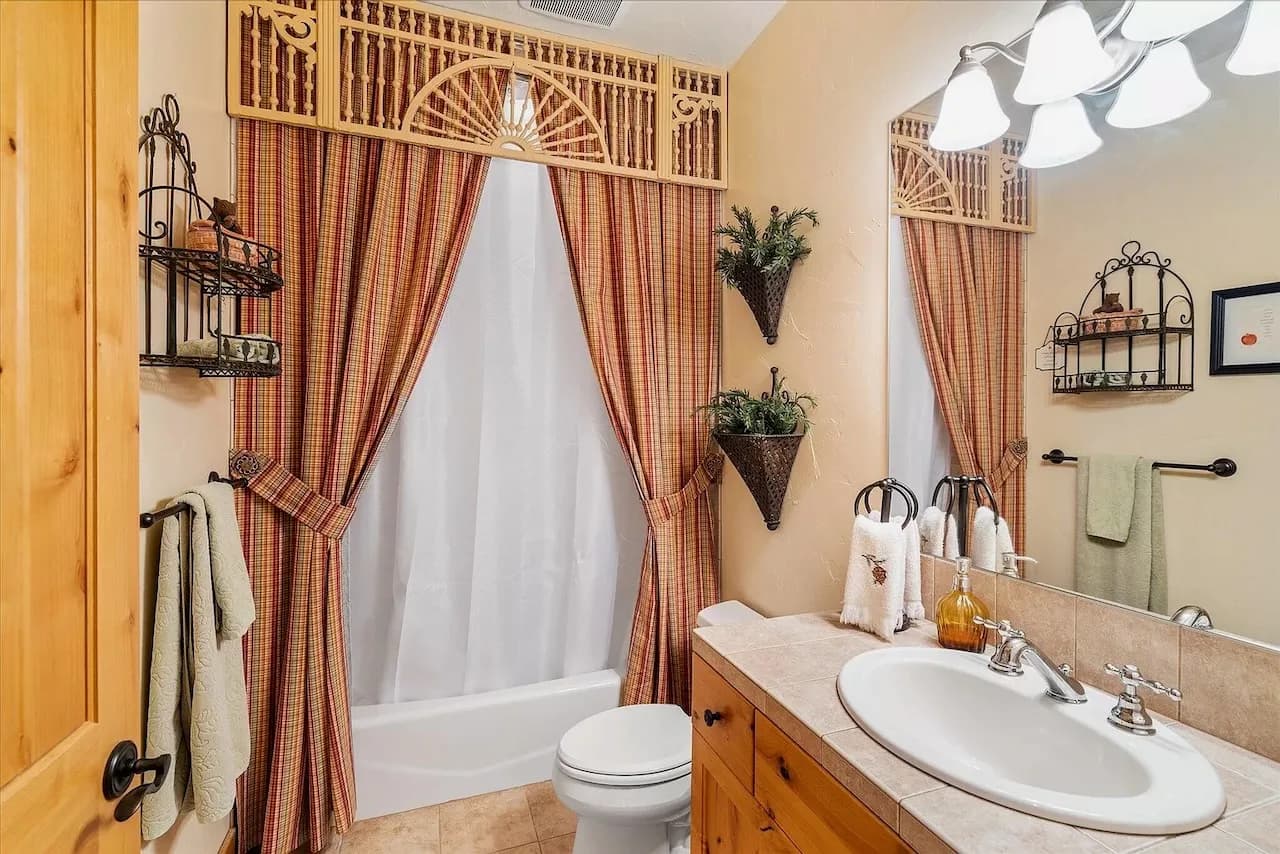 Full guest bath